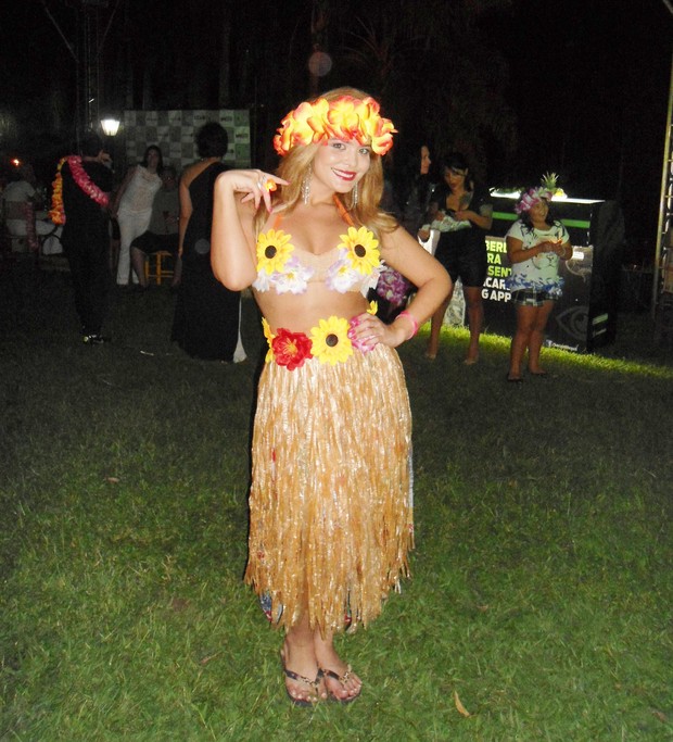 Geisy Arruda se veste de hawaiana no Reveillon (Foto: Instagram / Reprodução)