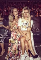 Yasmin Brunet e Gabriela Pugliesi posam sensuais em evento de moda