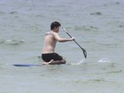 Di Ferrero faz  stand up paddle na praia no Rio de Janeiro