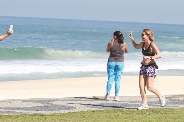 Adriana Esteves correndo em orla da praia de São Conrado, RJ (Foto: Dilson Silva / Agnews)