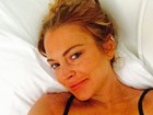 Lindsay Lohan faz selfie na cama sem maquiagem