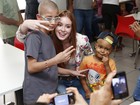 Marina Ruy Barbosa visita crianças com câncer 