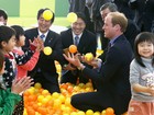Príncipe William se diverte brincando com crianças em visita ao Japão