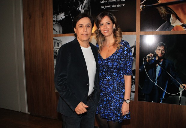 Tom Cavalcante e a mulher no lançamento do livro de Roberto Carlos (Foto: Celso Tavares / EGO)