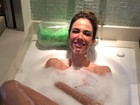 Luciana Gimenez aparece mergulhada em uma banheira de espumas