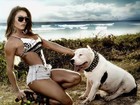 Em ensaio ao lado de cachorros, Muri Rodrigues sensualiza e mostra corpão