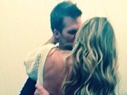 Gisele Büdchen dá beijão em Tom Brady no dia do aniversário do atleta