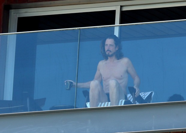 Chris Cornell  de cueca em sacada de hotel (Foto: Andre Freitas / AgNews)