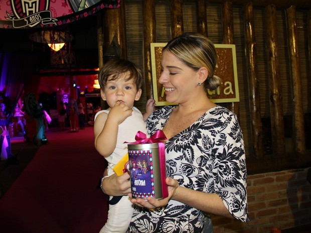 Luma Costa e o filho, Antônia, em festa na Zona Oeste do Rio (Foto: Rogério Fidalgo/ Ag. News)