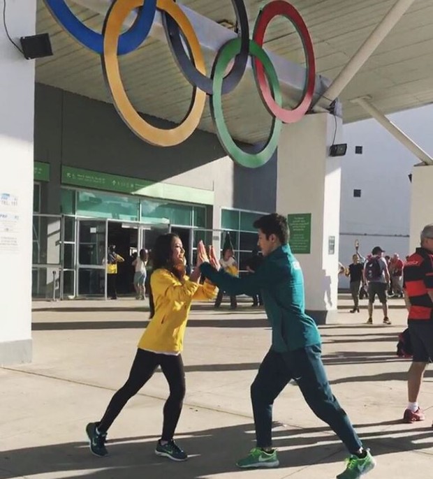 Os ginastas Julie Kim e Arthyr Nory fazendo uma dancinha no Parque Olímpico (Foto: Reprodução/Instagram)