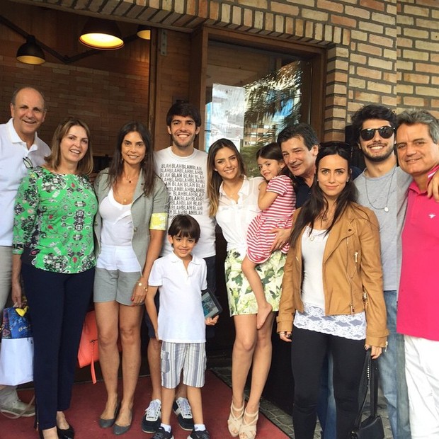 Kaká e Carol Celico posam com a família (Foto: Instagram / Reprodução)