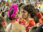 Maria Paula beija muito em camarote na Sapucaí