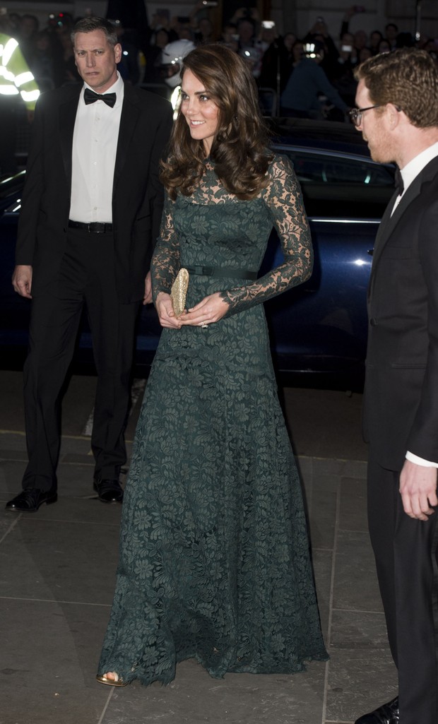 Kate Middleton usa vestido longo verde em baile de gala (Foto: Getty)
