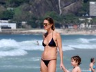 Letícia Birkheuer aproveita praia com o filho