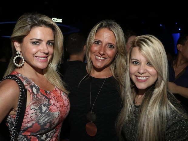 Mari Alexandre com amigas em show em São Paulo (Foto: Thiago Duran/ Ag. News)