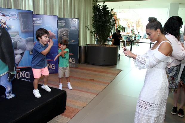 Juliana Paes com os filhos (Foto: Thyago Andrade/Brazil News)