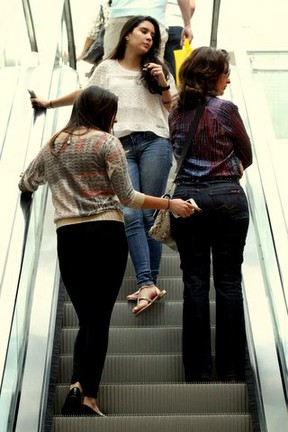 Fatima Bernardes passeia com as filhas em shopping (Foto: Johnson Parraguez/ Fotorio news)