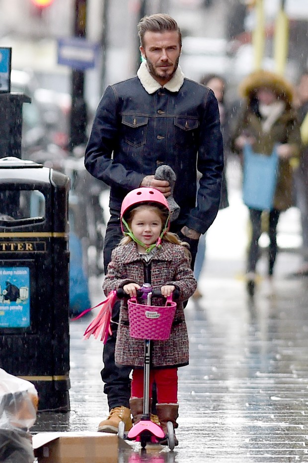 David Beckham e sua filha Harper (Foto: AKM-GSI/Agencia)