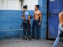 Valesca Popozuda incorpora policial sensual em clipe da música 'Viado'