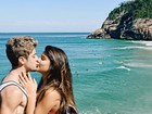 Giulia Costa ganha beijo do namorado em praia no Rio