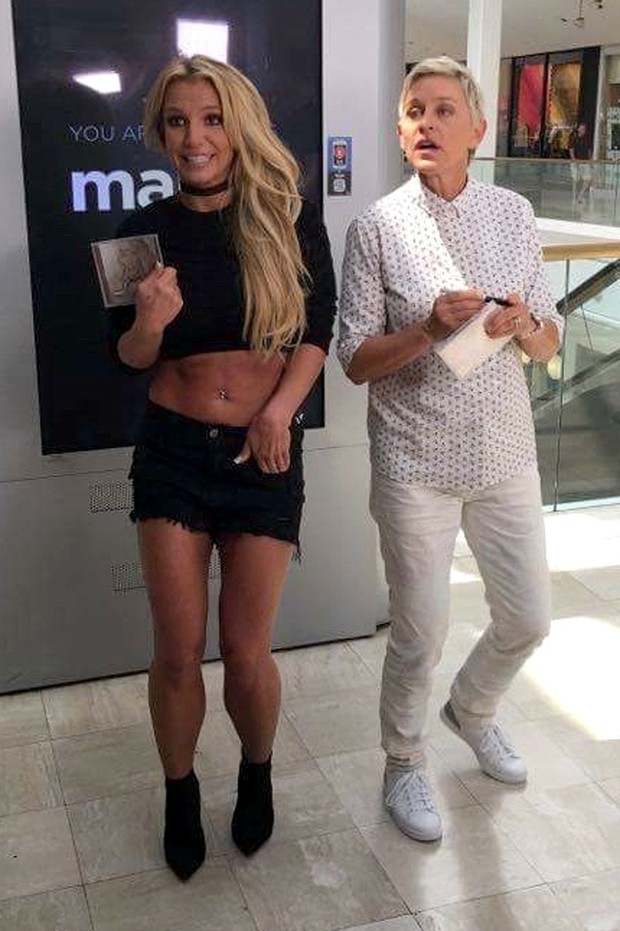 Britney Spears e Ellen Degeneres wm shopping em Los Angeles, nos Estados Unidos (Foto: AKM-GSI/ Agência)