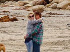 Charlize Theron troca carinhos com Sean Penn em praia nos EUA