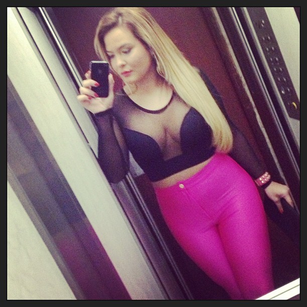 Geisy Arruda posa em elevador (Foto: Instagram/ Reprodução)
