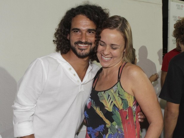 Giulia Gam e o namorado em show no Rio (Foto: Isac Luz/ EGO)