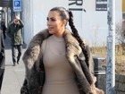Kim Kardashian exibe curvas com look justíssimo na Islândia