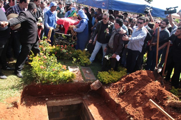 Enterro de Cristiano Araújo (Foto: Ruber Couto / EGO)
