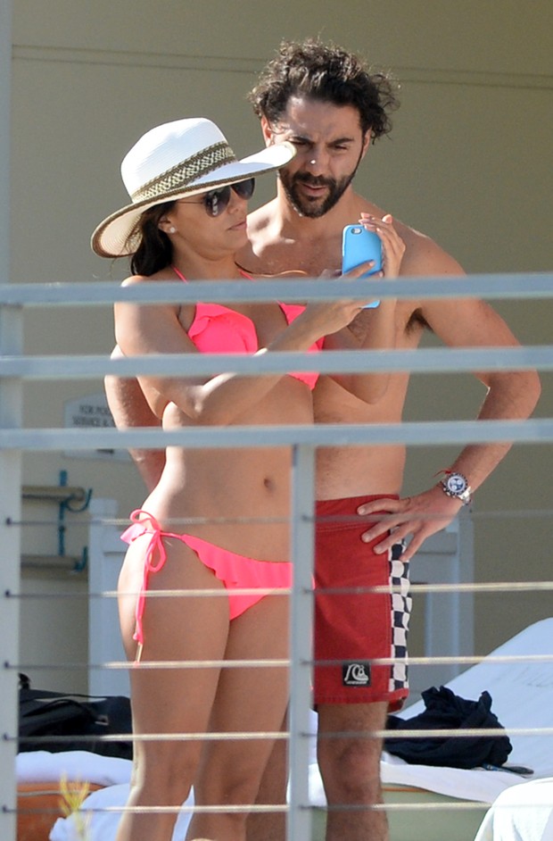 Eva Longoria com o namorado, Jose Antonio Baston, em piscina de hotel em Miami, nos Estados Unidos (Foto: Grosby Group/ Agência)
