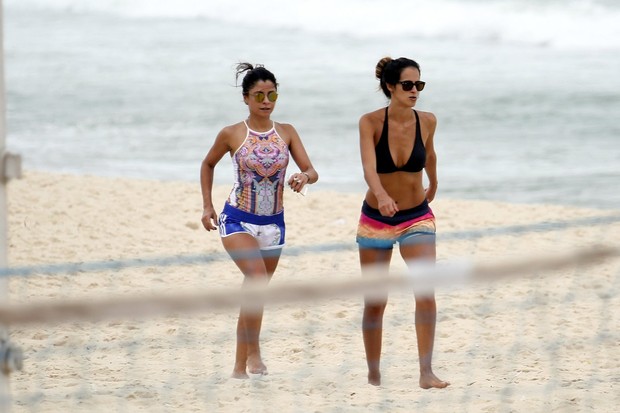 Anna Lima com amiga na praia (Foto: Gil Rodrigues/ Photo Rio News)