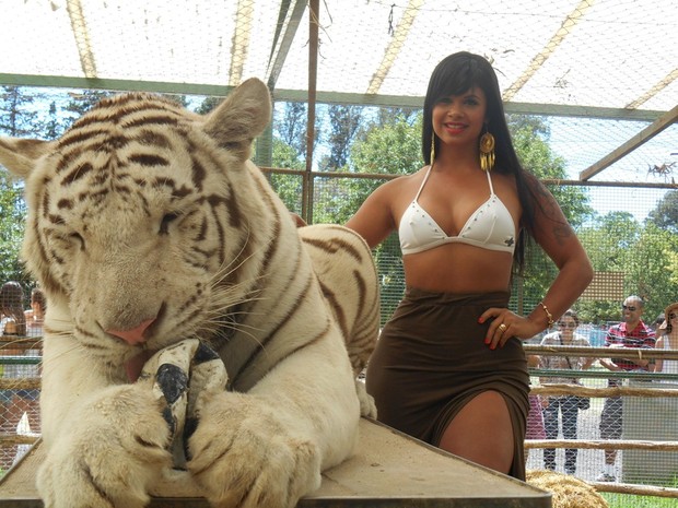 Milena Santos posa ao lado de animais exóticos (Foto: Divulgação)