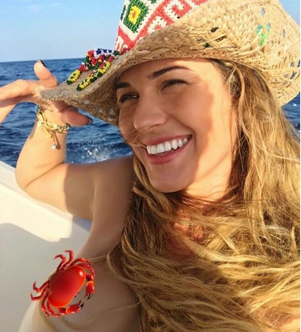 Lívia Andrade provoca em foto feita durante passeio de iate em Ibiza (Foto: Reprodução/Instagram)