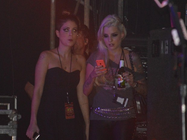 Ex-BBBs Bella e Clara em show do Guns N’ Roses no Recife (Foto: Felipe Souto Maior/ Ag. News)