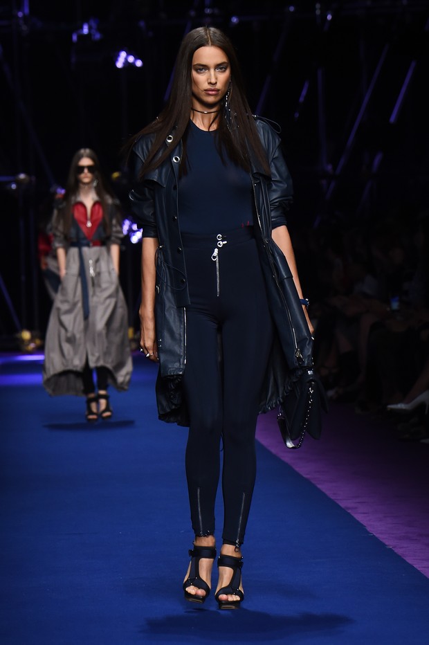 Irina Shayk desfila na semana de moda de Milão (Foto: AFP)