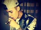 Justin Bieber posa fumando charuto