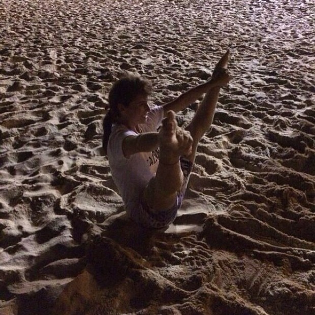 Giovanna Antonelli faz pose de pilates na praia (Foto: Instagram)