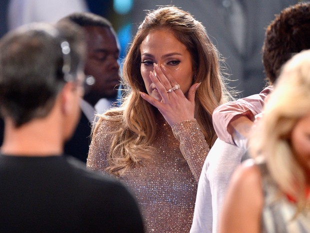 Jennifer Lopez se emociona no ‘American Idol’ em Los Angeles, nos Estados Unidos (Foto: Kevork Djansezian/ Getty Images/ AFP)