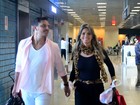 Fani Pacheco distribui sorrisos em aeroporto no Rio