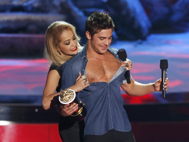 Rita Ora e Zac Efron no MTV Movie Awards em Los Angeles, nos Estados Unidos (Foto: Lucy Nicholson/ Reuters)
