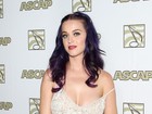 Alça do vestido de Katy Perry escorrega e ela quase mostra demais