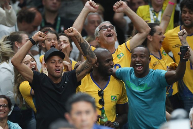 Neymar, Rafael Zulu e Thiaguinho assistindo volei (Foto: William Volcov/BBP/AgNews)
