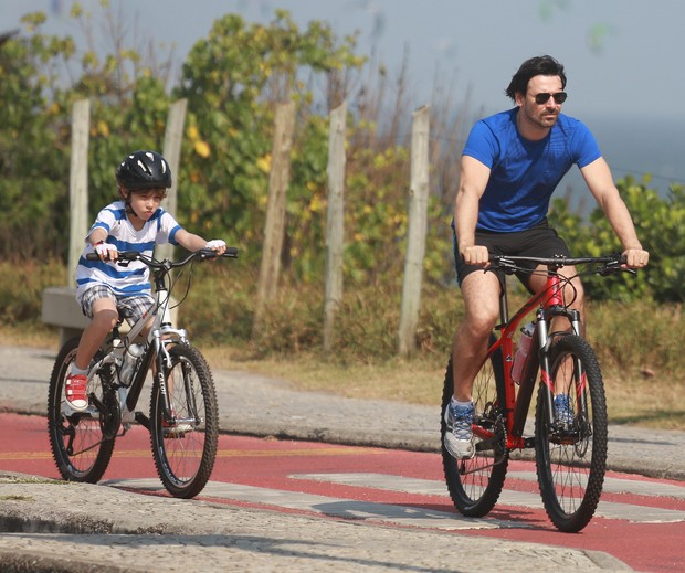 Murilo Rosa anda de Bike com seu filho (Foto: Dilson Silva / AgNews)