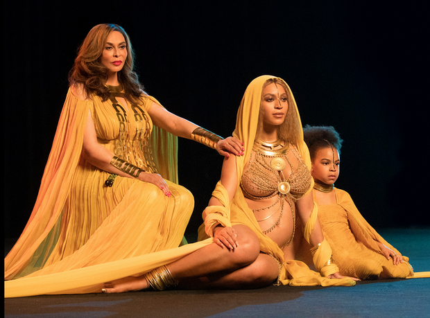 Beyoncé durante gravação exibida antes da apresentação no Grammy com a filha Blue Ivy e mãe, Tina Knowles (Foto: Beyoncé durante gravação exibida antes da apresentação no Grammy )