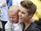 Ô, dó! Irmão mais novo de Justin Bieber cai no choro em prêmio de música