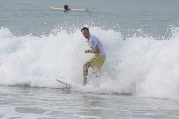 Paulinho Vilhena surfa em praia no Rio de Janeiro (Foto: Dilson Silva / Agnews)