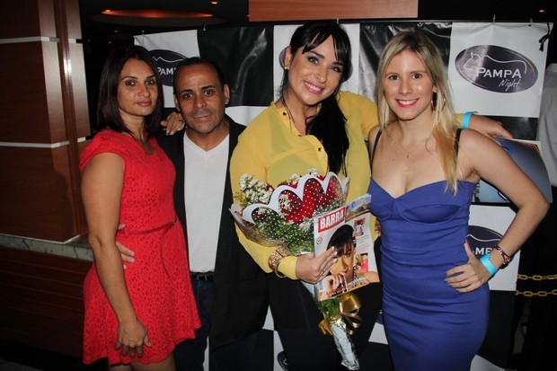 O ex-BBB Agostinho ao lado da mulher Márcia, Luciana Picorelli com sua revista e a atriz Evelyn Montesano (Foto: Rodrigo Sauzo/Divulgação)