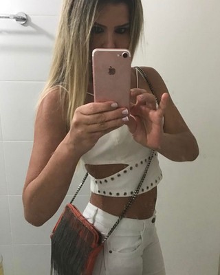 Ex-BBB Marcela Queiroz posa para selfie (Foto: Instagram/ Reprodução)