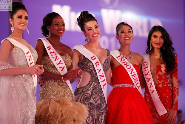 Brasileira Julia Gama (centro) foi semifinalista do concurso, ao lado da Miss Índia, Miss Quênia, Miss Indonésia e Miss Guiana (Foto: Divulgação / Miss World)